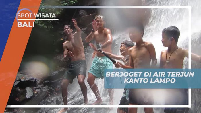 Momen Seru Berjoget di Air Terjun Kanto Lampo Bali