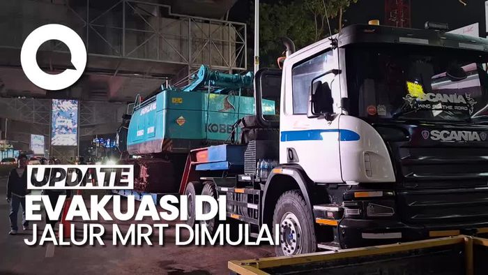 MRT Disetop Sementara, Petugas Evakuasi Besi yang Jatuh