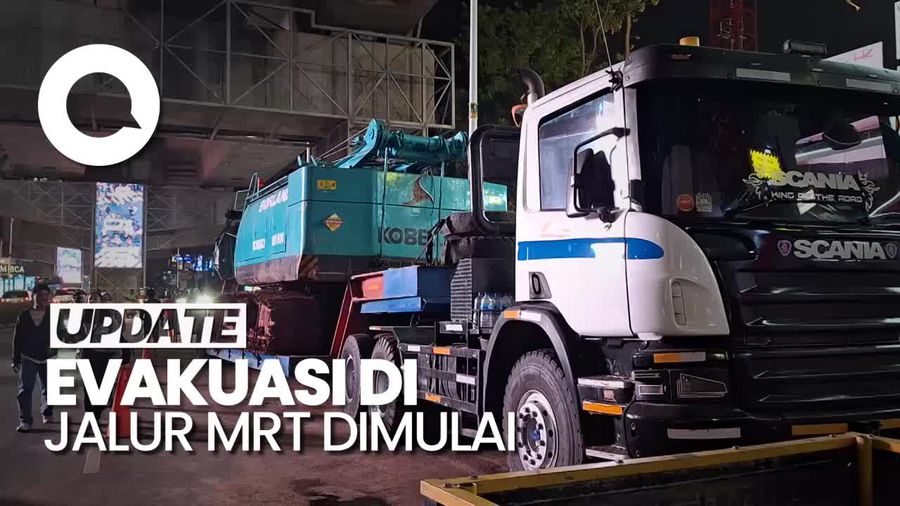 MRT Disetop Sementara, Petugas Evakuasi Besi yang Jatuh