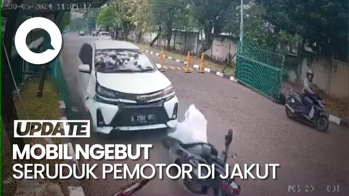Detik-detik Pemotor di Jakut Diseruduk Mobil Hingga Tewas