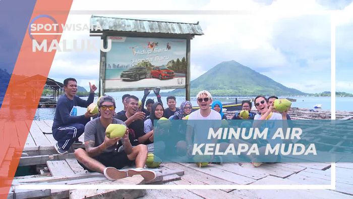 Menikmati Kesegaran Kelapa Muda Ditemani Keindahan Alam Banda Neira
