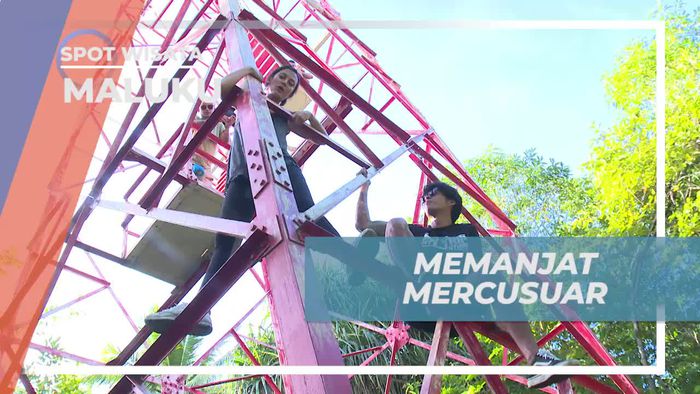 Menaiki Tangga Menuju Puncak Mercusuar Banda Neira