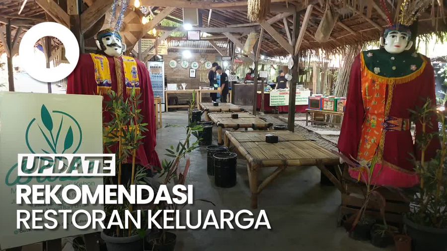 Santai Bareng Keluarga di Rumah Makan dengan Suasana Perkampungan