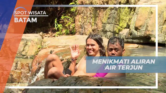 Bercanda Ria Menikmati Suasana Asri Air Terjun Telaga Bidadari Batam