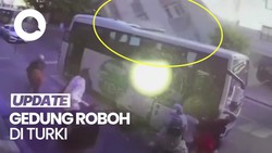 CCTV Detik-detik Gedung Roboh Nyaris Timpa Bus di Istanbul