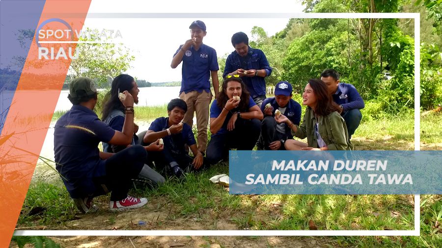 Berbagi Kebersamaan, Menyantap Manis Legit Raja Buah di Pinggir Danau, Riau
