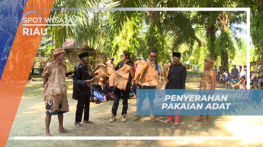 Menerima Pakaian Adat yang Unik Berbahan Kulit Kayu Khas Suku Bonai, Riau