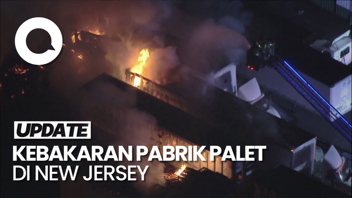 Penampakan Kebakaran Pabrik Palet di New Jersey AS