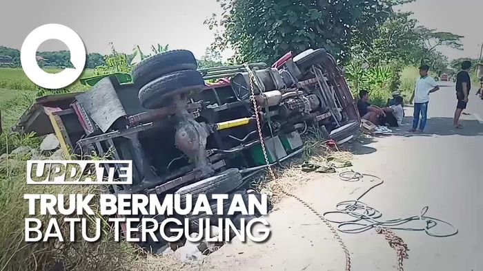 Penampakan Truk Bermuatan Batu di Klaten Terguling