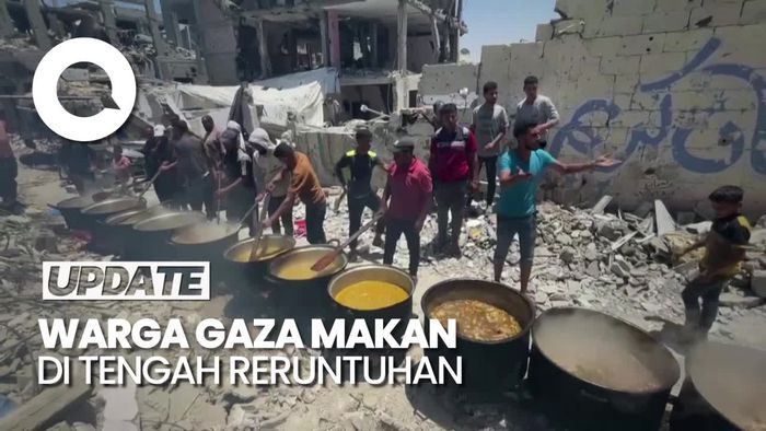 Potret Miris Warga Gaza Makan Bersama di Tengah Reruntuhan