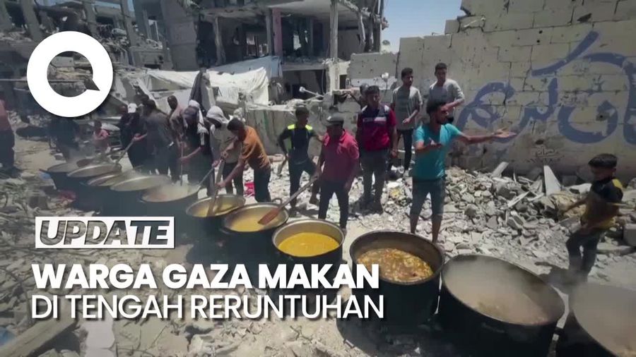 Potret Miris Warga Gaza Makan Bersama di Tengah Reruntuhan