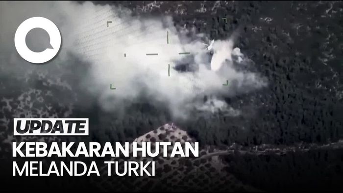 Momen Helikopter Padamkan Kebakaran Hutan di Turki
