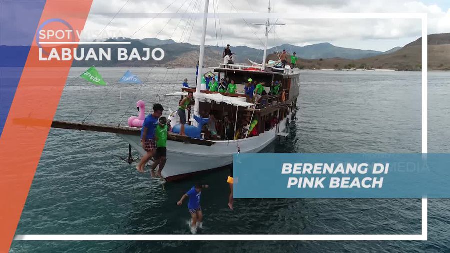 Seru-seruan Berenang Bareng di Pink Beach, Labuan Bajo