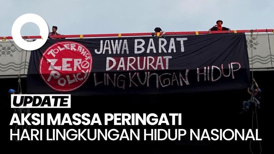Penampakan Spanduk Raksasa Darurat Lingkungan Hidup di Flyover Bandung