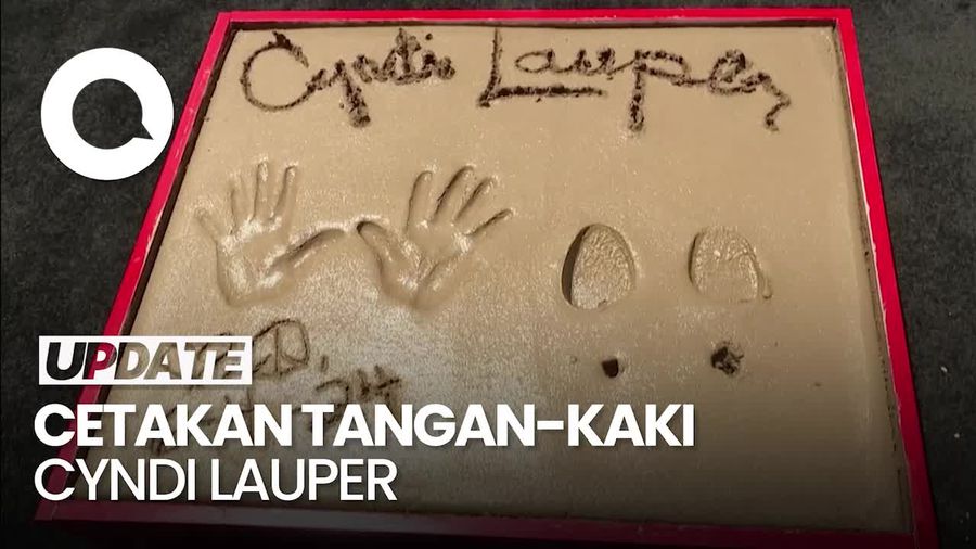 Momen Cyndi Lauper Abadikan Tangan-Kaki dalam Cetakan Semen