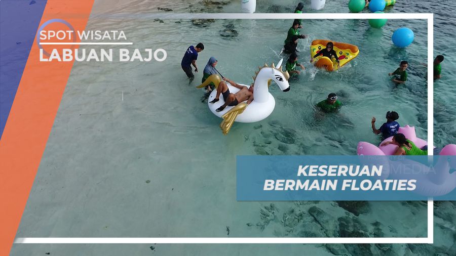 Menikmati Keseruan Bermain Floaties di Tepi Pink Beach, Labuan Bajo