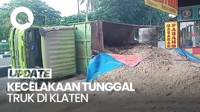 Penampakan Truk Sarat Muatan Terguling di Jalan Jogja-Solo