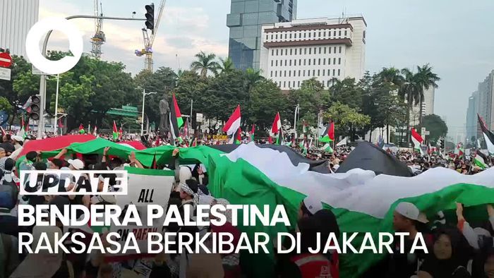 Bendera Palestina Raksasa Membentang di Aksi All Eyes on Rafah