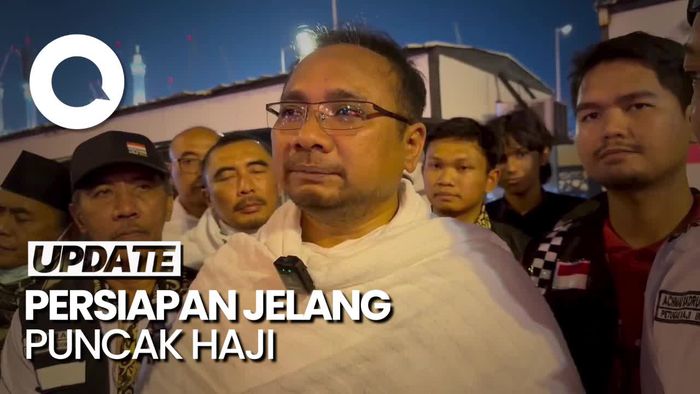 Momen Menag Yaqut Menunaikan Umrah Wajib