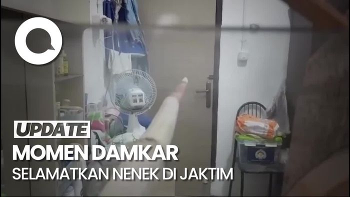 Detik-detik Damkar Jaktim Evakuasi Nenek Jatuh di Kamar Terkunci Pakai Galah