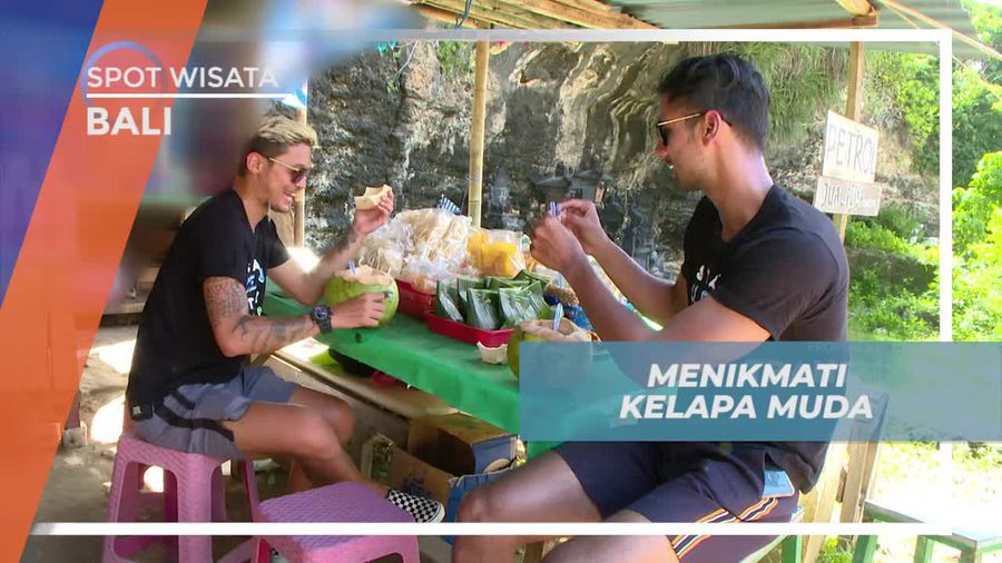 Santap Segar Kelapa Muda di Tepi Pantai Melasti Bali