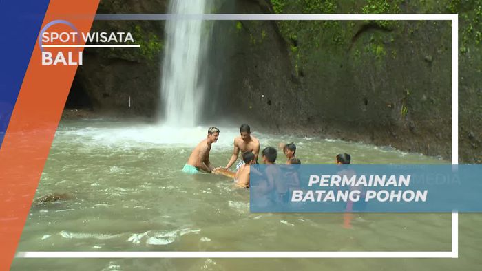 Permainan Unik Menggunakan Batang Pohon di Air Terjun Tibumana Bali 