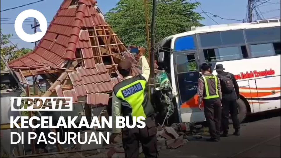 Bus Seruduk Pemotor dan Pos JPL di Pasuruan