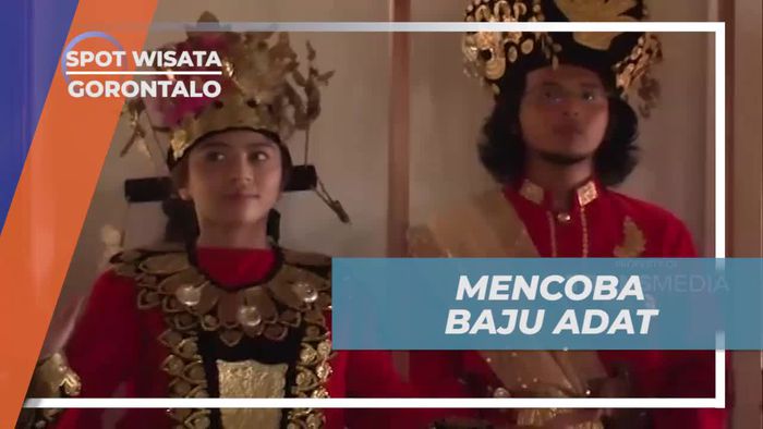 Mencoba Memakai Baju Adat Gorontalo dan Duduk di Pelaminan