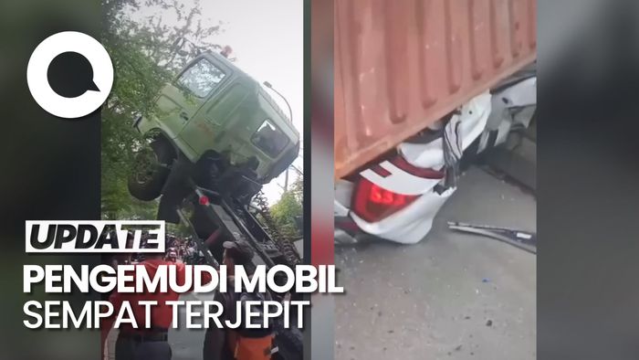 Momen Evakuasi Pengemudi Mobil Tertimpa Truk Kontainer di Jakut