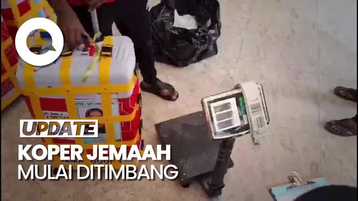 Petugas Mulai Timbang Koper Jemaah yang Pulang Lebih Awal