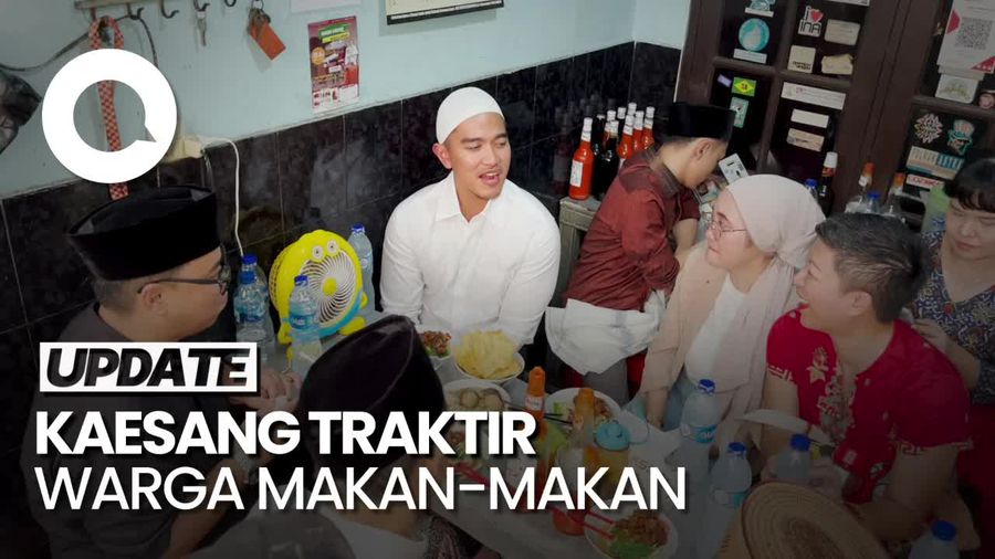 Kaesang Bagi Buku-Traktir Warga Seusai Jumatan di Cempaka Putih