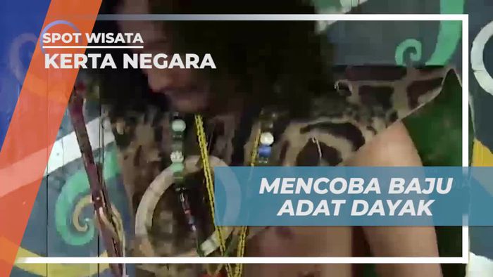 Mencoba Baju Adat Dayak yang Khas Pulau Kumala