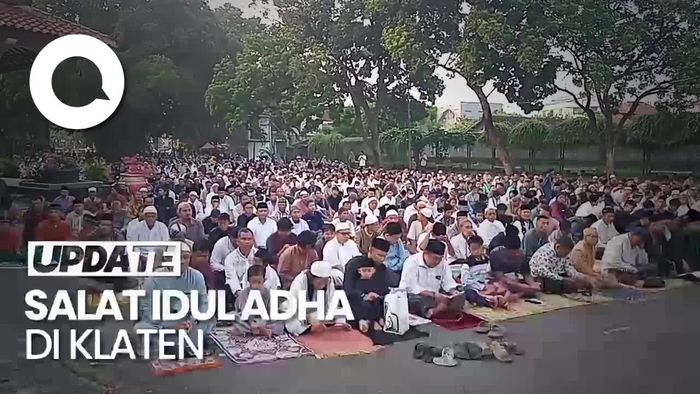 Suasana Kyusuk Salat Idul Adha di Halaman Gedung Sunan Pandanaran Klaten 