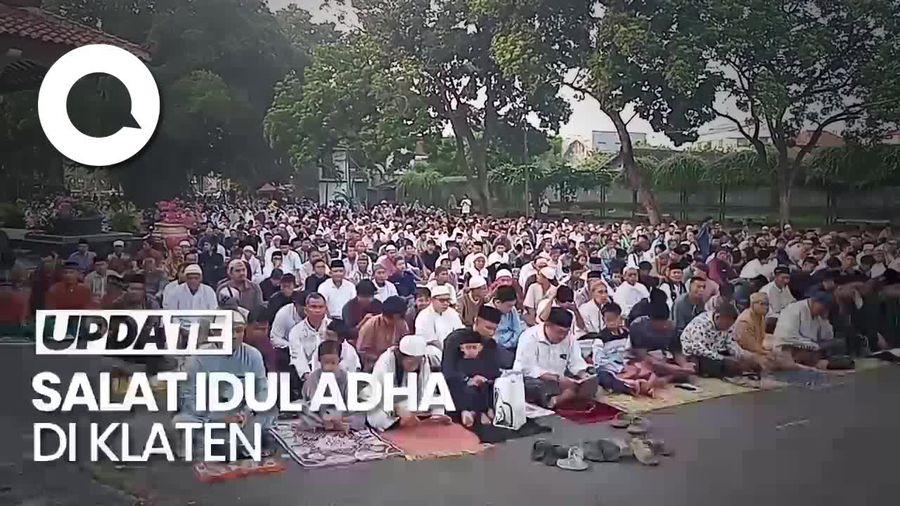 Suasana Kyusuk Salat Idul Adha di Halaman Gedung Sunan Pandanaran Klaten 