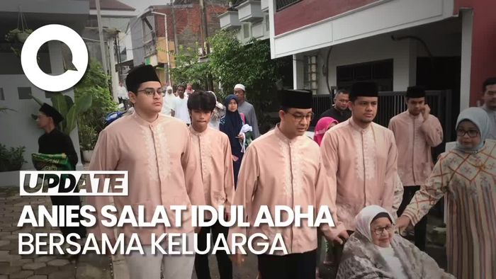 Momen Anies Salat Idul Adha Bareng Keluarga di Masjid Babul Khoirot Jaksel