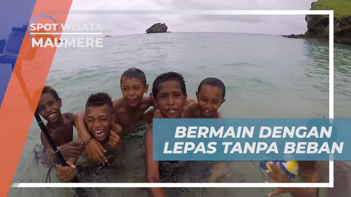 Seru-seruan Bermain Bersama Anak-anak Pantai Koka Maumere