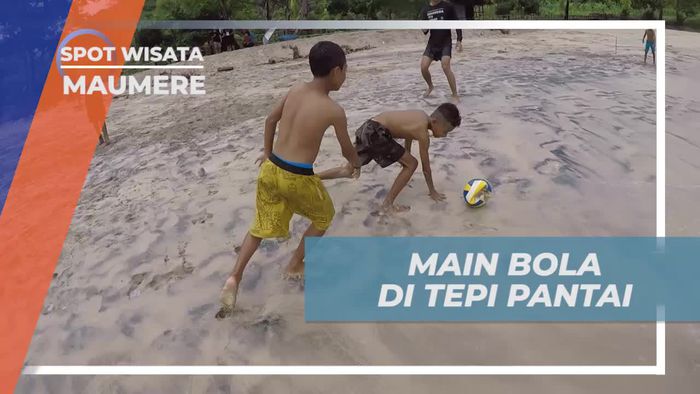 Adu Ketangkasan Bermain Bola di Tepi Pantai Koka Maumere