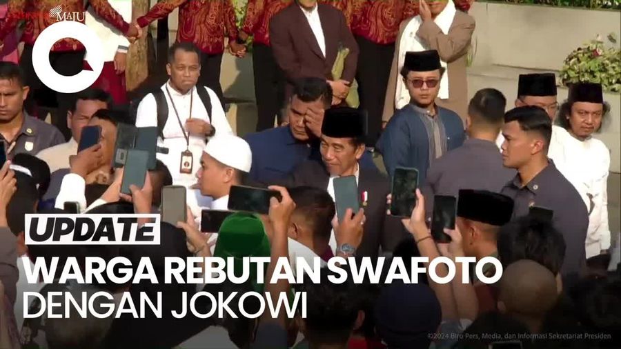 Kala Jokowi Jadi Sasaran Swafoto Warga Seusai Salat Idul Adha di Semarang