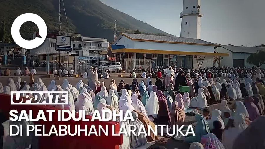 Momen Ribuan Jemaah Salat Idul Adha di Pelabuhan Larantuka NTT