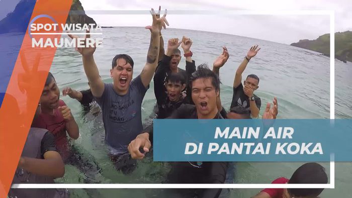 Seru-seruan Bermain Air di Pantai Koka Maumere
