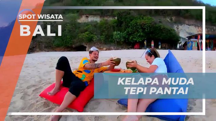 Menikmati Sensasi Segar Kelapa Muda di Tepi Pantai Pandawa Bali 