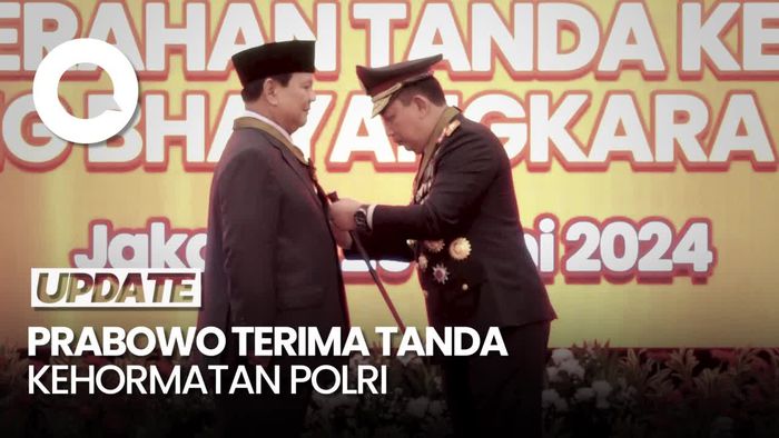 Prabowo Terima Tanda Kehormatan Bintang Bhayangkara Utama Polri