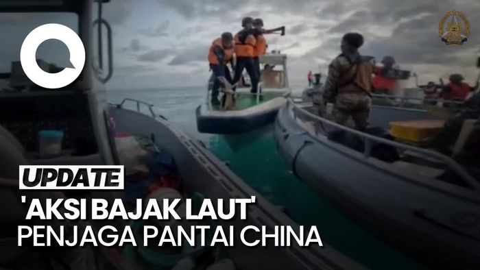 Momen Ngeri Penjaga Pantai China Tabrak Kapal Filipina-Acungkan Pedang