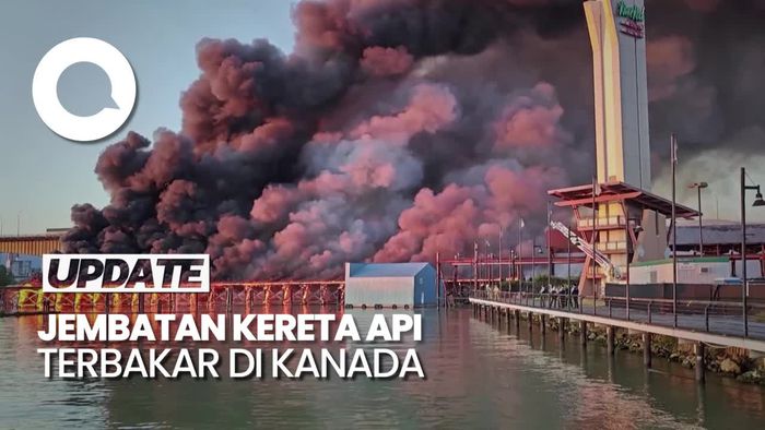 Penampakan Jembatan Kereta Api Tua Terbakar di Kanada