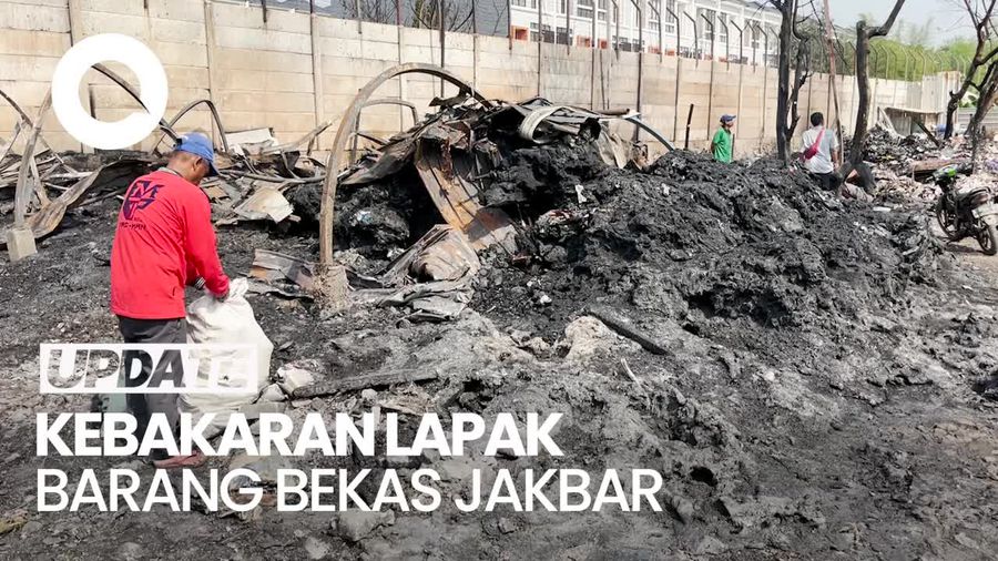 Melihat Sisa-sisa Kebakaran Lapak Barang Bekas di Cengkareng Jakbar