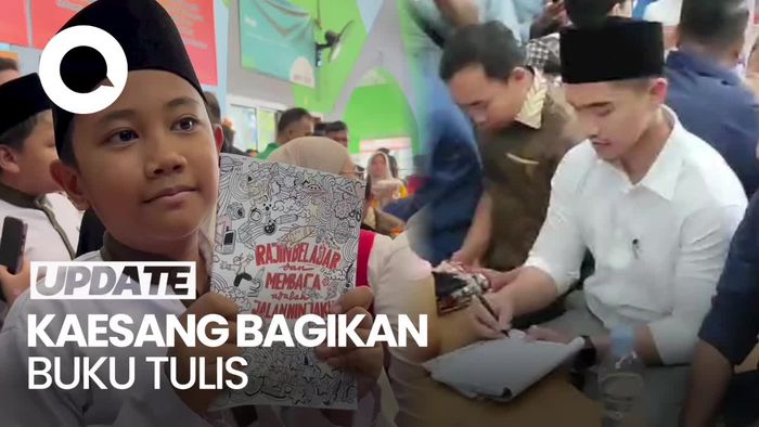 Momen Kaesang Bagikan Buku Tulis Jalan Ninjaku Seusai Jumatan di Jakpus