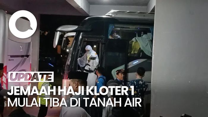 Momen Jemaah Haji Kloter 1 Debarkasi Batam Tiba di Tanah Air