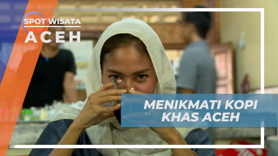 Menikmati Segelas Kopi Sambil Menyantap Camilan Tradisional Khas Aceh