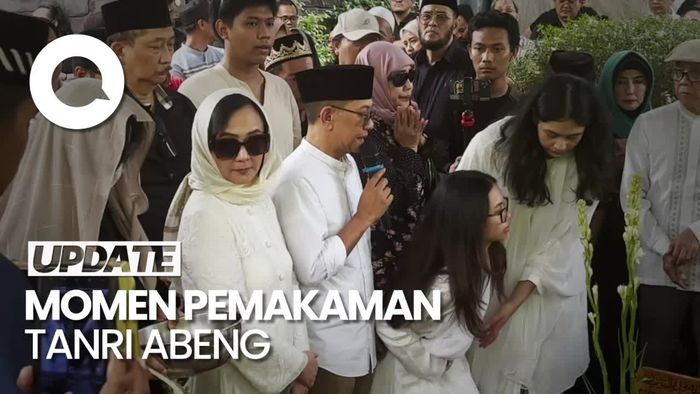 Momen Haru Pemakaman Tanri Abeng di Sebelah Makam Sang Istri