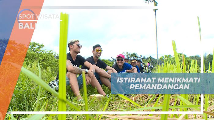 Bersantai Menikmati Indahnya Pemandangan Alam dari Atas Bukit Cinta, Bali
